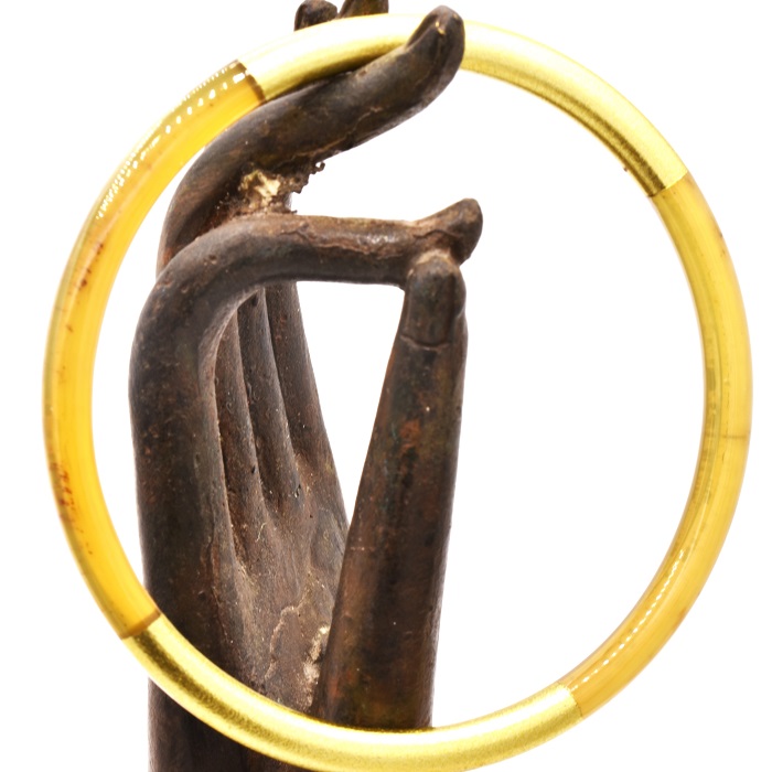 l'élégance d'un superbe bracelet en corne naturelle et or l'élégance d'un superbe bracelet en corne naturelle et or