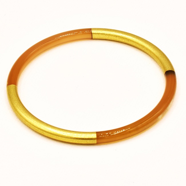 l'élégance d'un superbe bracelet en corne naturelle et or l'élégance d'un superbe bracelet en corne naturelle et or