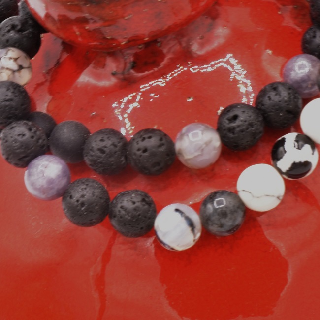 rouge et noir pour un bracelet homme avec pierre de lave. rouge et noir pour un bracelet homme avec pierre de lave.