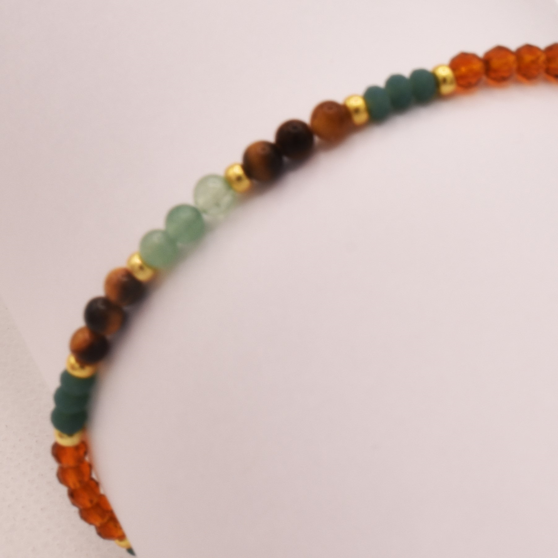 petites perles d'oeil de tigre et cristaux.